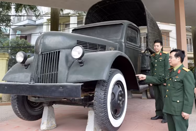 Đặc biệt, xe “Quốc tế” đã có vinh dự một số lần được đưa Chủ tịch Hồ Chí Minh lên công tác ở chiến khu Việt Bắc. Xe cũng đưa một số vị khách quốc tế, trong đó có đồng chí Lêo Figuerre, Ủy viên Trung ương Đảng cộng sản Pháp trong dịp đến thăm căn cứ địa Việt Bắc năm 1950.