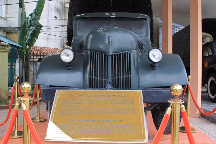 Xe “Quốc tế” là chiếc ôtô vận tải đầu tiên của QĐND Việt Nam, được lắp ráp và hoàn thành vào năm 1949, làm nhiệm vụ vận chuyển hàng cho các chiến dịch. Năm 1949, thực dân Pháp bị quân và dân ta đánh trả quyết liệt phải rút chạy khỏi Thái Nguyên, Bắc Kạn, lên đóng quân ở vùng biên giới Cao Bằng, kiểm soát giao thông trên đường số 4. Chúng thường cho quân tung biệt kích, thổ phỉ vào sâu hậu phương của ta để tìm phá kho hàng và phương tiện vận tải.