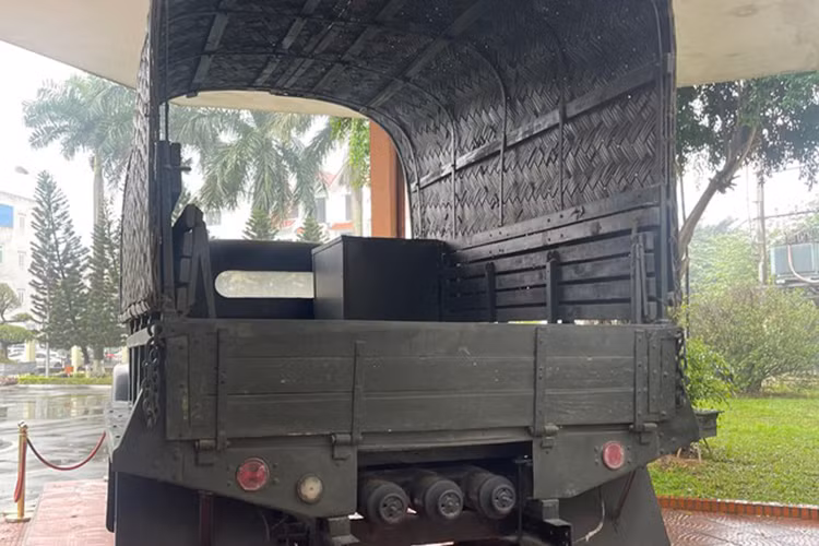 Đồng chí Vũ Văn Đôn - Trưởng phái đoàn lập tức lên nhà máy giấy Hoàng Văn Thụ (Thái Nguyên) xin liên hệ một số đồng chí biết tiếng Trung, có trình độ kỹ thuật xe máy cùng một số cán bộ của Cục Vận tải, thành lập một tổ 10 người rồi hành quân lên Bắc Kạn thu gom vật tư, phụ tùng ôtô hỏng của Pháp bỏ lại sau chiến dịch Việt Bắc - Thu Đông 1947.