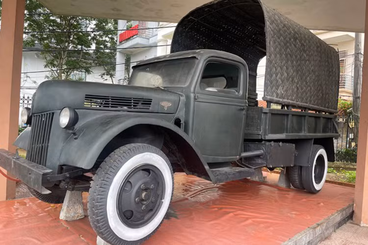 Chiếc ôtô chạy bằng than củi này là chiếc xe vận tải cơ giới được lắp ráp đầu tiên của Quân đội Nhân dân (QĐND) Việt Nam, đánh dấu thời kỳ vận tải từ thô sơ lên cơ giới. Đây là hiện vật minh chứng cho lòng quyết tâm quả cảm, khắc phục mọi khó khăn, gian khổ, thiếu thốn về vật chất của QĐND Việt Nam, tạo nên những kỳ tích mang dấu ấn thời đại.