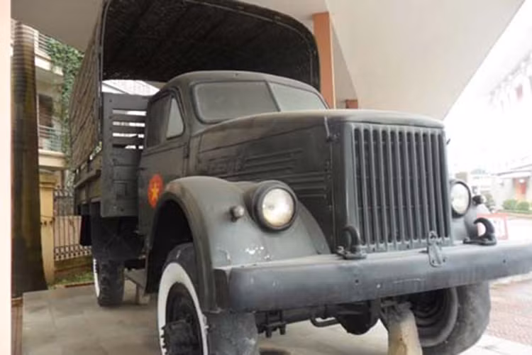 Máy của chiếc xe vận tải Quốc Tế đến từ hãng Ford (Mỹ), cabin của hãng Studebazker (Đức), sát-xi của Renault (Pháp). Xe có động cơ chạy bằng xăng, nhưng do điều kiện thiếu nhiên liệu nên thợ kỹ thuật của ta đã sáng chế, cải tiến để có thể chạy được bằng cả than đá và than củi.