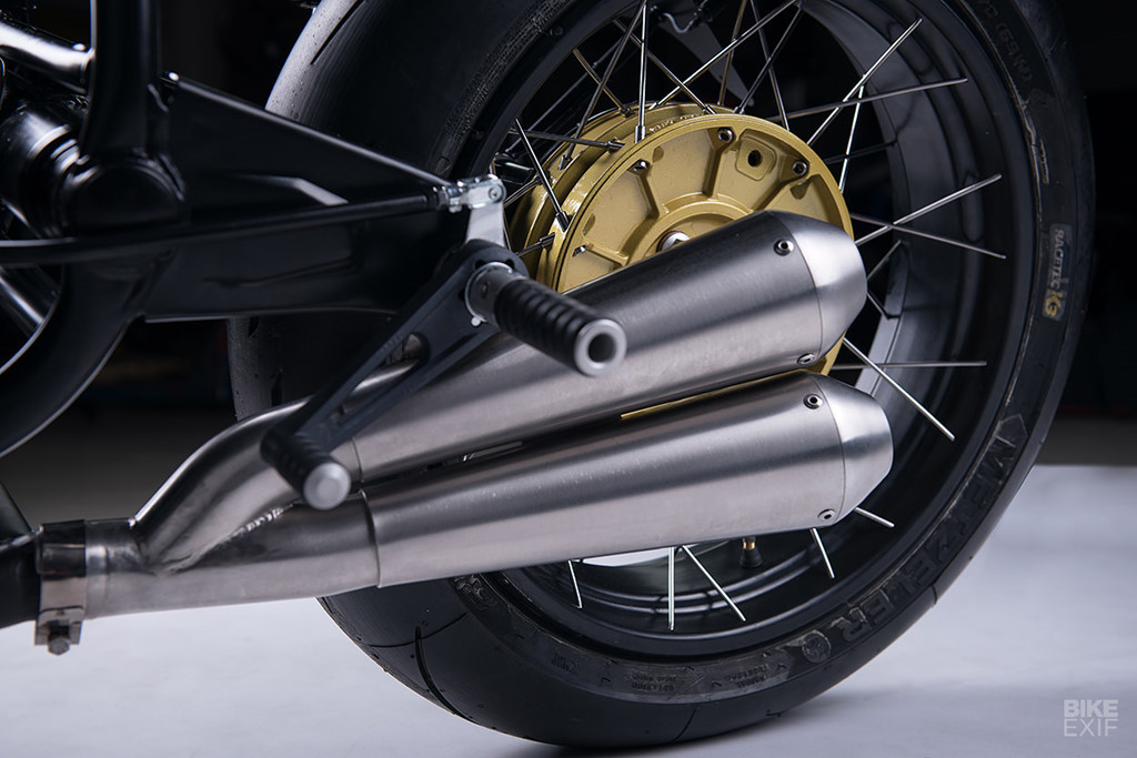 Phuộc được cung cấp dưới 2 loại là cao và thấp phù hợp với thể trạng người lái. Cùng với phuộc Wilbers phía sau giúp người lái tự do chọn lựa. Trong quá trình chế tạo, họ nhận thấy nhiều khách hàng ưa thích loại lốp đường phố hơn nên đã đưa sản phẩm Bridgestone Battalax T41R mới nhất vào tùy chọn.