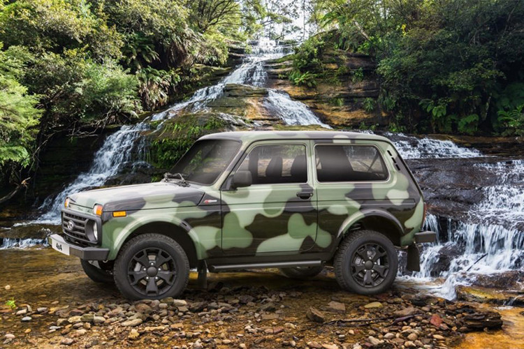 Hiện đã được đổi tên thành 4x4, mẫu xe Lada Niva vừa được hãng xe Nga cho ra mắt phiên bản 2018 với những thay đổi nhẹ ở ngoại thất, trong khi vẫn giữ nguyên những đặc trưng thiết kế của các đời trước đây.