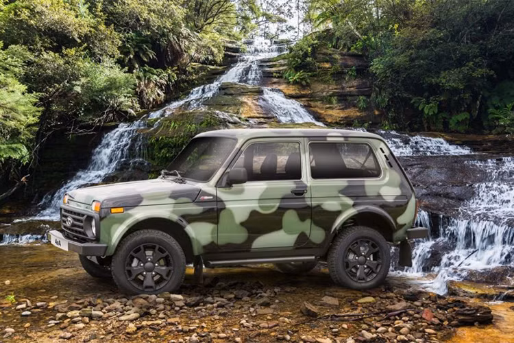 Hiện đã được đổi tên thành 4x4, mẫu xe Lada Niva vừa được hãng xe Nga cho ra mắt phiên bản 2018 với những thay đổi nhẹ ở ngoại thất, trong khi vẫn giữ nguyên những đặc trưng thiết kế của các đời trước đây.