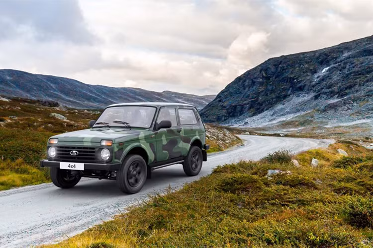 Tại thị trường Nga, giá bán Lada Niva 2018 chỉ 534.900 Rúp (tương đương 194,8 triệu đồng). Với giá 29.000 Rúp (tương đương 10,56 triệu đồng) người sử dụng cũng sẽ có thêm lựa chọn với màu sơn thân xe rằn ri camo mạnh mẽ và cá tính hơn.