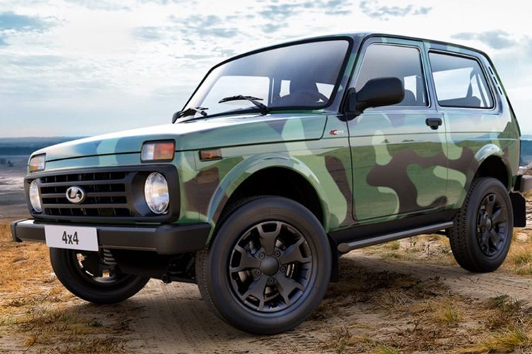 Mẫu Lada Niva 4x4 2018 mới gần như hoàn toàn không thay đối so với những chiếc Niva từ 40 năm trước. hãng xe hơi Lada chỉ tái thiết kế lại cho chiếc xe SUV cỡ nhỏ này phần cản trước và sau, cụm lưới tản nhiệt cùng bộ mâm đúc 5 cánh tân hơn so với phiên bản cũ.