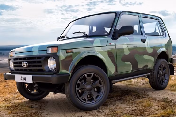 Mẫu Lada Niva 4x4 2018 mới gần như hoàn toàn không thay đối so với những chiếc Niva từ 40 năm trước. hãng xe hơi Lada chỉ tái thiết kế lại cho chiếc xe SUV cỡ nhỏ này phần cản trước và sau, cụm lưới tản nhiệt cùng bộ mâm đúc 5 cánh tân hơn so với phiên bản cũ.