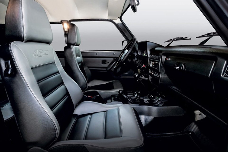 Khối động cơ của mẫu xe Niva 4x4 mới hoàn toàn không có sự thay đổi so với các đời xe trước với động cơ 1.4 4 xi-lanh mạnh chỉ 80 mã lực, truyền sức mạnh qua hộp số sàn 5 cấp tới hệ thống dẫn động 4 bánh.