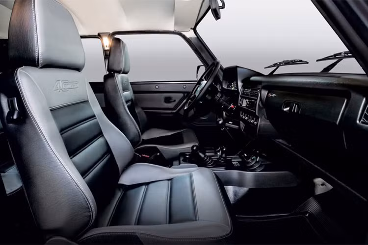 Khối động cơ của mẫu xe Niva 4x4 mới hoàn toàn không có sự thay đổi so với các đời xe trước với động cơ 1.4 4 xi-lanh mạnh chỉ 80 mã lực, truyền sức mạnh qua hộp số sàn 5 cấp tới hệ thống dẫn động 4 bánh.