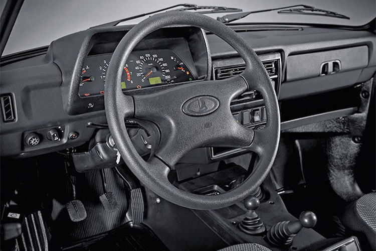 Chất liệu chính ở bên trong cabin xe vẫn là nhựa cứng và vải nỉ, trong khi thiết kế nội thất vuông vức, thô kệch như những mẫu xe cũ từ thập niên 70-80 của thế kỷ trước. Tuy nhiên nó vẫn được đánh giá cao nhờ chất liệu bền bỉ mà ít mẫu xe nào sánh được.