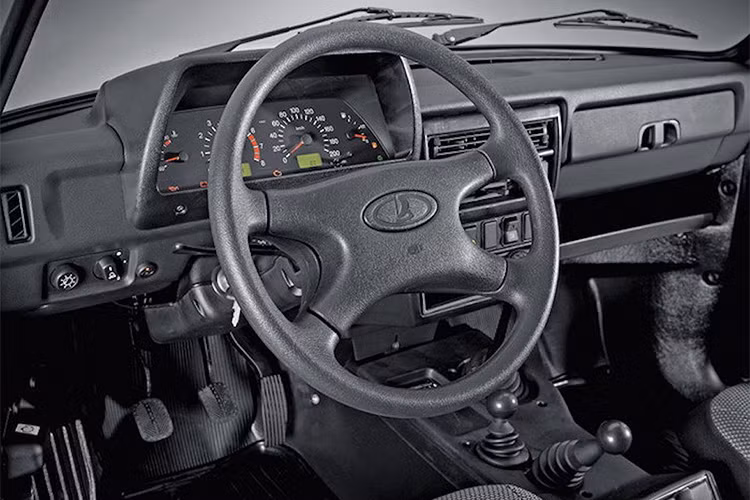 Chất liệu chính ở bên trong cabin xe vẫn là nhựa cứng và vải nỉ, trong khi thiết kế nội thất vuông vức, thô kệch như những mẫu xe cũ từ thập niên 70-80 của thế kỷ trước. Tuy nhiên nó vẫn được đánh giá cao nhờ chất liệu bền bỉ mà ít mẫu xe nào sánh được.