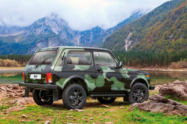 Tuy nhiên, một lựa chọn đặc biệt mới xuất hiện trên Niva 2018 là sơn rằn ri camo, tùy chọn này khiến chiếc xe mang phong cách "nhà binh" khỏe khoắn hơn. Màu sơn camo được tạo ra bằng cách sơn thân xe màu đen, sau đó sử dụng 2 màu xanh khác nhau để tạo nên các họa tiết.