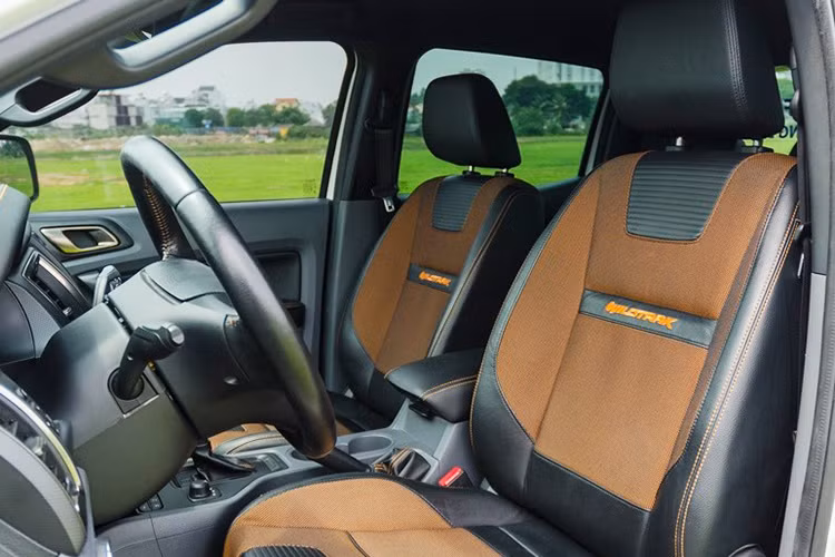 Phía sau vô lăng xe là hai màn hình nhỏ TFT ở cụm đồng hồ giúp người lái nắm bắt mọi thông tin của xe. Hai hàng ghế của xe được trang bị da bọc nỉ màu nâu. Ngoài ra, xe còn có thêm ổ cắm điện 240V ở hàng ghế sau.