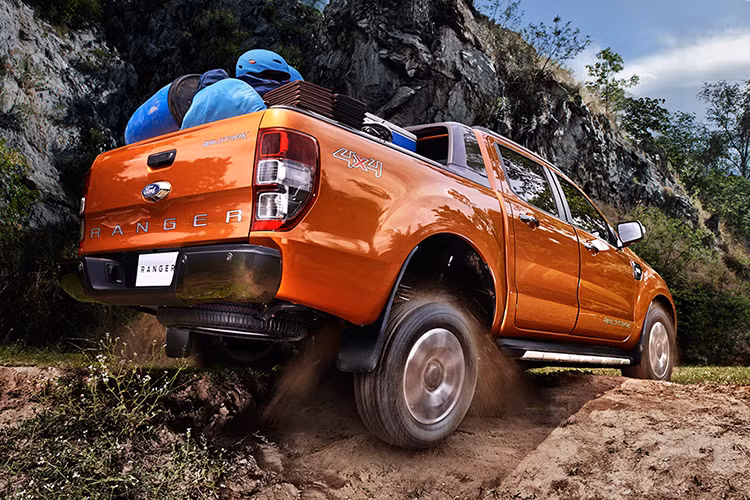 Mẫu xe bán tải Ford Ranger Wildtrak 2.2L AT 4x4 phiên bản mới sẽ có giá bán lẻ khuyến nghị tại thị trường Việt Nam là 866 triệu đồng. Người anh em của phiên bản Wildtrak 2.2L này với hệ truyền động 1 cầu 4x2 cũng được nâng cấp Navigation trong SYNC 3 và có giá mới là 837 triệu đồng (đã bao gồm 10% VAT).
