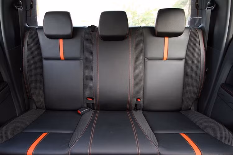 Bên cạnh đó, xe được trang bị các tính năng an toàn và hỗ trợ người lái dẫn đầu phân khúc bán tải hiện nay như hệ thống camera lùi, 6 túi khí, hệ thống trợ lực lái điện, ga tự động, hệ thống cân bằng điện tử và đặc biệt là hệ thống kết nối và điều khiển bằng giọng nói SYNC 3 với tính năng dẫn đường bằng định vị toàn cầu.