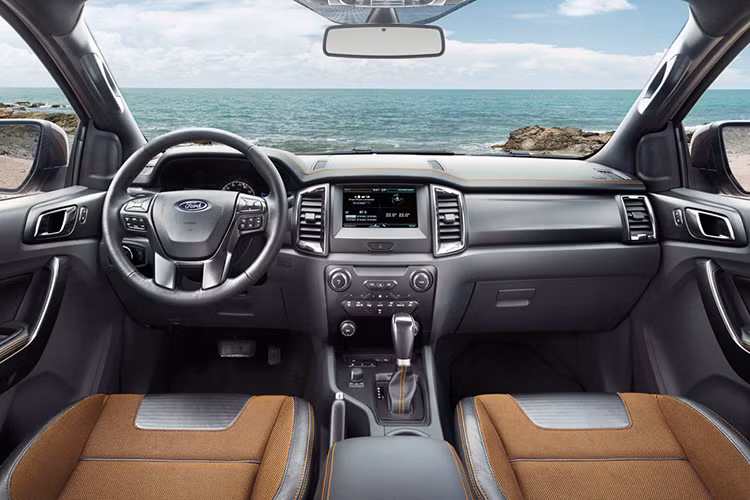 Bên trong nội thất, Ranger Wildtrak mới sở hữu vô lăng 4 chấu thể thao tích hợp nút bấm tiện ích. Không gian nội thất của Ranger 2015 cũng được chăm chút kỹ càng khi bảng táp-lô sang trọng hơn, bảng điều khiển trung tâm gọn gàng... Điểm nhấn nổi bật là bảng điều khiển trung tâm được thiết kế mới, có kích thước 8 inch.
