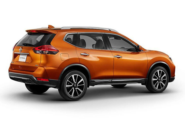 Có thể thấy mẫu xe SUV Nissan X-Trail facelift 2019 không có nhiều thay đổi về ngoại thất, chỉ có một vài chi tiết được làm mới hơn, chẳng hạn như lưới tản nhiệt cũ được thay bằng lưới tản nhiệt V-Motion tương tự những mẫu xe Altima hay Maxima của hãng gần đây. 