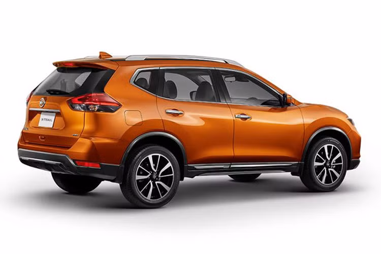 Có thể thấy mẫu xe SUV Nissan X-Trail facelift 2019 không có nhiều thay đổi về ngoại thất, chỉ có một vài chi tiết được làm mới hơn, chẳng hạn như lưới tản nhiệt cũ được thay bằng lưới tản nhiệt V-Motion tương tự những mẫu xe Altima hay Maxima của hãng gần đây. 