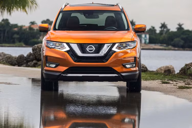 Bên cạnh đó cản trước cũng được thiết kế lại với cụm đèn sương mù hình khối thay cho dạng hình tròn trên bản cũ và xe có tích hợp dải đèn LED định vị ban ngày. Ngoài ra phía sau có cụm đèn hậu với giao diện kiểu mới nổi bật với dải LED boomerang.