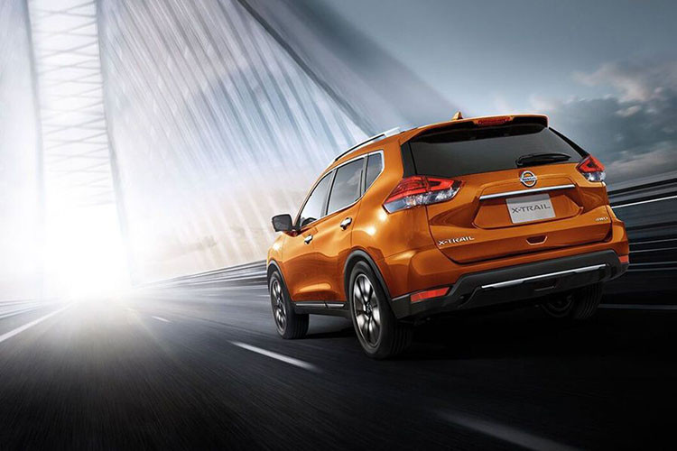 Biến thể Nissan X-Trail 2.5VL 4WD sẽ được trang bị bộ mâm hợp kim nhôm 19 inch hai tông màu, bên cạnh đó, hãng còn cung cấp thêm 6 màu ngoại thất mới đó là Monarch Orange, Radiant Red, Black Star, Storm White, Brilliant Silver và Deep Iris Grey.