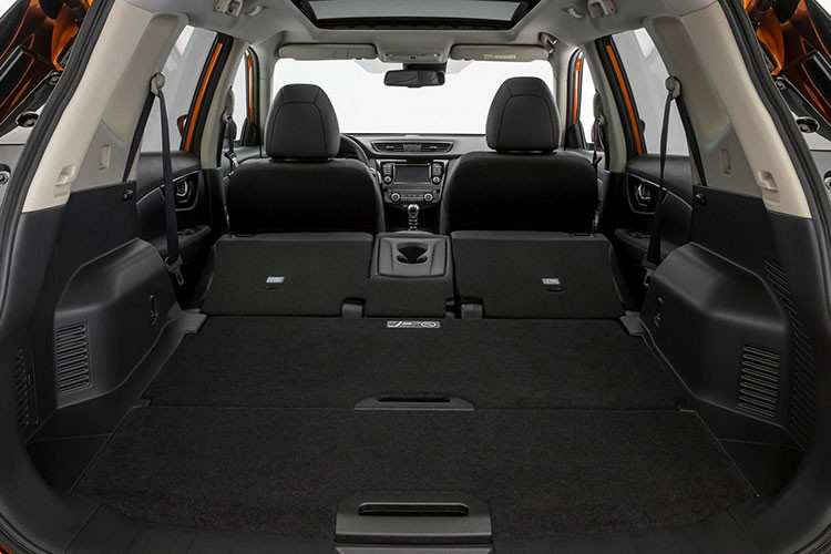 Trong khi phiên bản động cơ hybrid được trang bị động cơ MR20DD 2.0L sản sinh công suất 142 mã lực tại 6.000 vòng/phút và mô men xoắn cực đại 200 Nm tại 4.400 vòng/phút kểt hợp cùng động cơ điện cung cấp thêm công suất 40 mã lực và 160 Nm. Cả hai tùy chọn động cơ đều được ghép nối với hộp số tự động CVT.