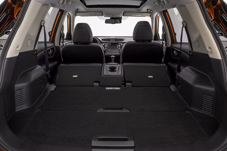 Trong khi phiên bản động cơ hybrid được trang bị động cơ MR20DD 2.0L sản sinh công suất 142 mã lực tại 6.000 vòng/phút và mô men xoắn cực đại 200 Nm tại 4.400 vòng/phút kểt hợp cùng động cơ điện cung cấp thêm công suất 40 mã lực và 160 Nm. Cả hai tùy chọn động cơ đều được ghép nối với hộp số tự động CVT.