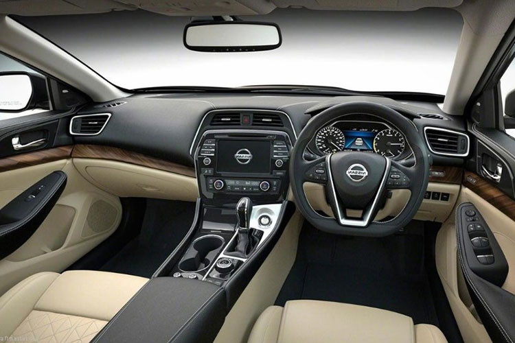 Tiến vào khoang nội thất, đáng chú ý nhất là vô lăng hình tam giác cũ được thay thế bằng loại 3 chấu dạng D-cut mang lại cảm giác thể thao hơn. Ngoài ra xe còn được trang bị cảm biến đóng mở cốp tự động được kích hoạt bằng chân hay chúng ta thường gọi là “đá cốp” và màn hình cảm ứng 7 inch, đầu DVD, hệ thống giải trí AM/FM, CD, AUX-in có kết nối USB và 06 loa,...