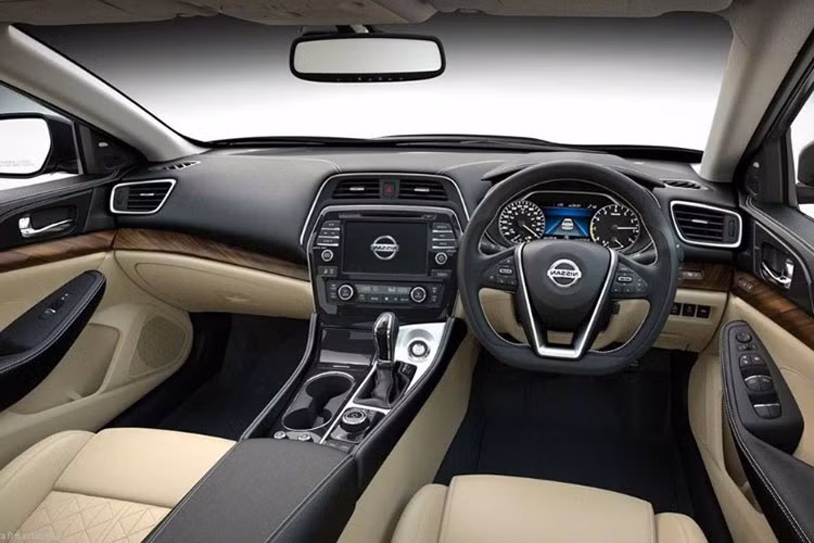 Tiến vào khoang nội thất, đáng chú ý nhất là vô lăng hình tam giác cũ được thay thế bằng loại 3 chấu dạng D-cut mang lại cảm giác thể thao hơn. Ngoài ra xe còn được trang bị cảm biến đóng mở cốp tự động được kích hoạt bằng chân hay chúng ta thường gọi là “đá cốp” và màn hình cảm ứng 7 inch, đầu DVD, hệ thống giải trí AM/FM, CD, AUX-in có kết nối USB và 06 loa,...