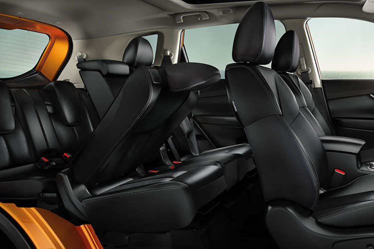 Phiên bản động cơ xăng của X-Trail phiên bản nâng cấp 2019 được trang bị động cơ QR25DE 2.5L cung cấp công suất tối đa 169 mã lực tại 6.000 vòng/phút và mô men xoắn cực đại 233 Nm tại 4.000 vòng/phút. 