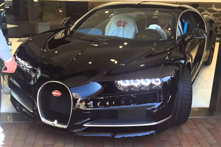 Bugatti Chiron được lấy cảm hứng từ tay đua Louis Chiron, người đem lại vinh quang cho Bugatti ở các giải đua Grands Prix thập niên 20-30. Xe sở hữu thiết kế cấu trúc sợi carbon hoàn toàn mới, đây cũng chính là chiếc xe đầu tiên có phần thân sau được làm từ sợi carbon siêu xe.