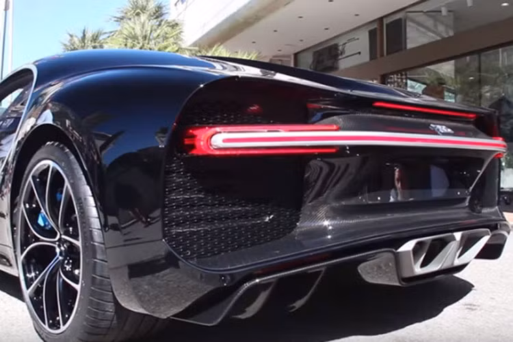  Chiron được trang bị hàng tá công nghệ hỗ trợ mà không nhiều siêu xe có ở thời điểm này – mỗi lần xuất đầu lộ diện chắc chắn sẽ gây nên bão. Chiếc Bugatti Chiron trong lớp áo đen ấn tượng vừa xuất hiện tại Monaco cũng không ngoại lệ. Chỉ cần nghe tiếng pô cũng đã đủ phần khích.