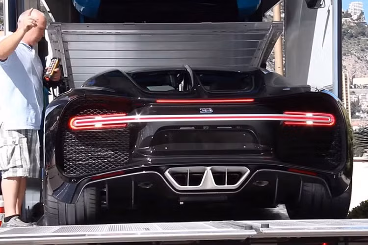 Là một siêu xe được đánh giá là mạnh nhất và chỉ giới hạn 500 chiếc được sản xuất. Giá của Bugatti Chiron được bán ra trên thị trường với giá "siêu đắt" khoảng 2,4 triệu euro, đã bao gồm thuế (khoảng gần 60 tỷ đồng).