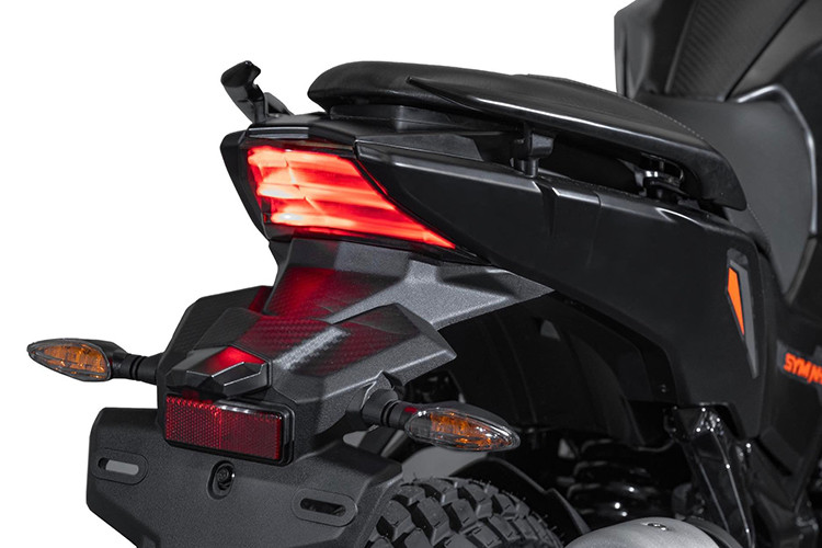 Xe được trang bị hệ thống đèn LED hiện đại, bảng đồng hồ kỹ thuật số hiển thị đầy đủ thông số và ống xả được thiết kế lại để mang đến diện mạo mới mẻ. Đặc biệt, NH 300 còn tích hợp cổng USB, giúp người dùng dễ dàng sạc thiết bị di động.