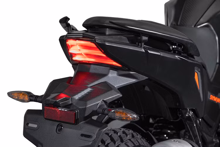 Xe được trang bị hệ thống đèn LED hiện đại, bảng đồng hồ kỹ thuật số hiển thị đầy đủ thông số và ống xả được thiết kế lại để mang đến diện mạo mới mẻ. Đặc biệt, NH 300 còn tích hợp cổng USB, giúp người dùng dễ dàng sạc thiết bị di động.