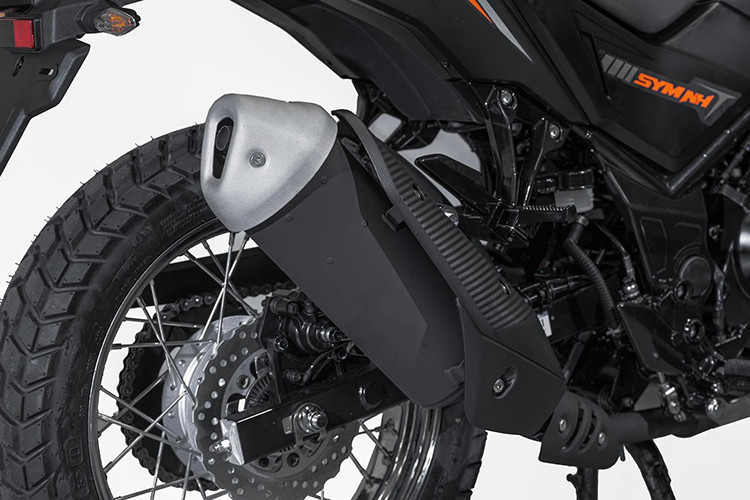 Hệ thống treo của Dafra SYM NH 300 2025 bao gồm phuộc trước dạng ống lồng với hành trình 140 mm và hệ thống giảm xóc đơn phía sau.