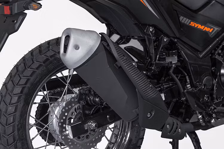 Hệ thống treo của Dafra SYM NH 300 2025 bao gồm phuộc trước dạng ống lồng với hành trình 140 mm và hệ thống giảm xóc đơn phía sau.