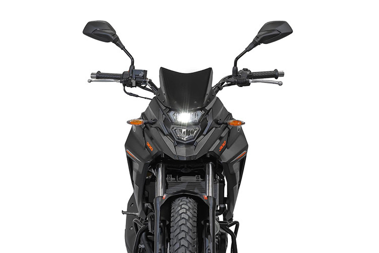 Dafra SYM NH 300 2025 được phát triển bởi SYM và được lắp ráp tại Brazil. Mẫu xe này nổi bật với thiết kế ấn tượng, trang bị hiện đại và khối động cơ mạnh mẽ. Động cơ xi-lanh đơn, dung tích 278,3cc, làm mát bằng dung dịch, cho công suất tối đa 24 mã lực tại 7.500 vòng/phút và mô-men xoắn cực đại 22,45 Nm tại 6.000 vòng/phút.