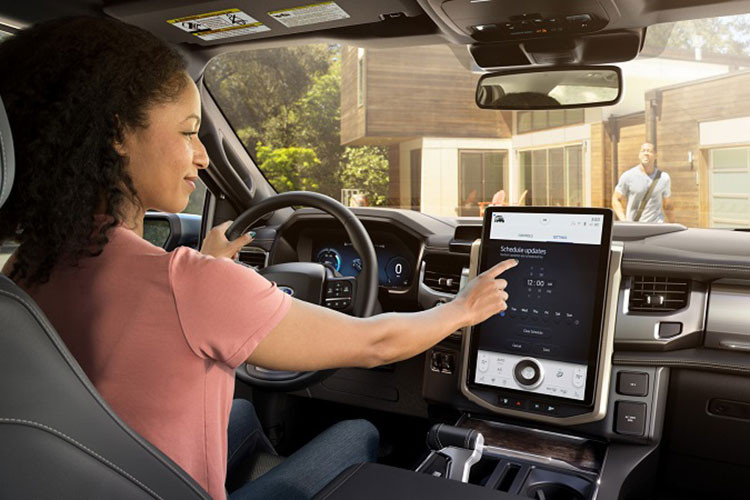 Xe được trang bị sẵn hệ thống tự hành BlueCruise, giúp tài xế “rảnh tay” trên đường cao tốc phân làn đạt chuẩn của Mỹ và Canada. Bên cạnh đó là hệ thống cấp điện Pro Power Onboard được tăng cường, giúp cung cấp điện tạm thời cho gia đình khi mất điện.