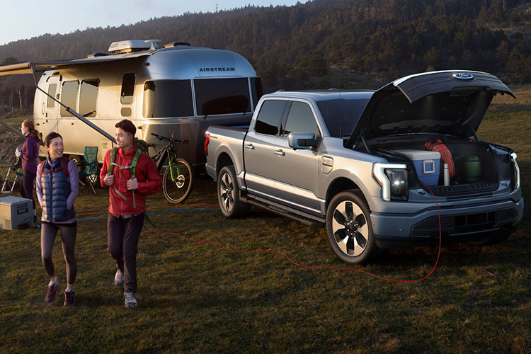 Khoang lái F-150 Lightning được trang bị hệ thống thông tin giải trí SYNC 4 với màn hình cảm ứng 15,5 inch, hệ thống âm thanh Bang &amp; Olufsen 8 loa ở bản thấp hoặc 18 loa ở bản cao cấp, cung một số tiện nghi khác như khởi động nút bấm, camera 360 độ, mở khoá bằng điện thoại…