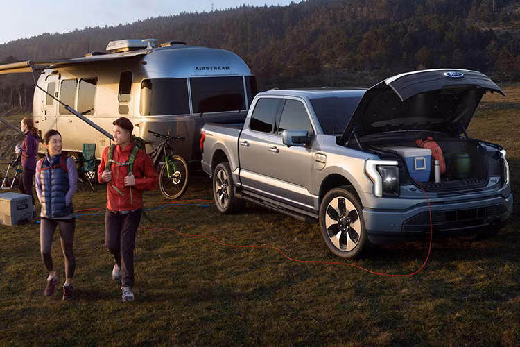 Khoang lái F-150 Lightning được trang bị hệ thống thông tin giải trí SYNC 4 với màn hình cảm ứng 15,5 inch, hệ thống âm thanh Bang &amp; Olufsen 8 loa ở bản thấp hoặc 18 loa ở bản cao cấp, cung một số tiện nghi khác như khởi động nút bấm, camera 360 độ, mở khoá bằng điện thoại…