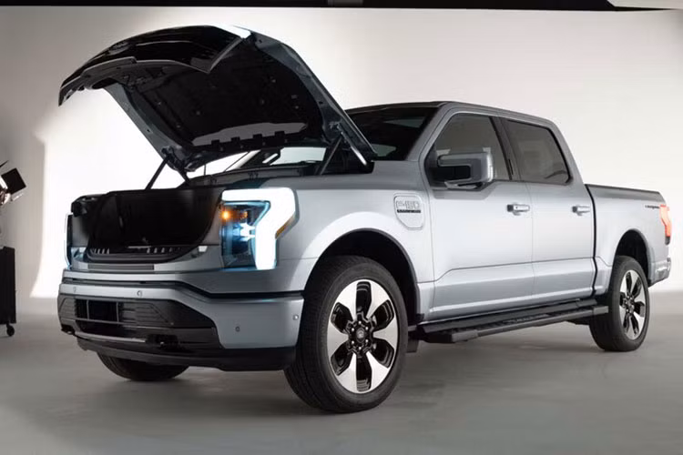 Sau khi ra mắt mẫu xe bán tải Ford F-150 Lightning chạy điện cổ phiếu của Ford tăng 6,7%, đóng cửa ở mức 13,33 USD vào thứ Sáu tại New York. Các nhà phân tích cho đến nay dường như rất ấn tượng với tính năng và giá khởi điểm khá thấp của chiếc bán tải này.
