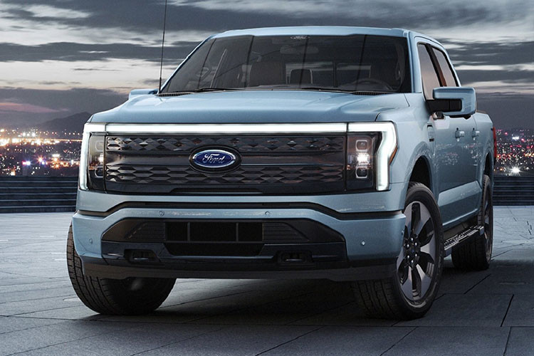 Ford F-150 Lightning hoàn toàn mới được trang bị những tính năng thông minh và công nghệ hiện đại nhất mà Ford từng chế tạo. Hàng loạt các tính năng kết nối thông minh và được cập nhật phần mềm liên tục thông qua kết nối không dây. Ứng dụng FordPass cung cấp khả năng truy cập dễ dàng với các trạm sạc và cho phép chủ nhân điều khiển chiếc xe từ xa.
