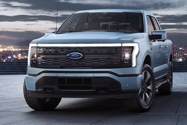 Ford F-150 Lightning hoàn toàn mới được trang bị những tính năng thông minh và công nghệ hiện đại nhất mà Ford từng chế tạo. Hàng loạt các tính năng kết nối thông minh và được cập nhật phần mềm liên tục thông qua kết nối không dây. Ứng dụng FordPass cung cấp khả năng truy cập dễ dàng với các trạm sạc và cho phép chủ nhân điều khiển chiếc xe từ xa.