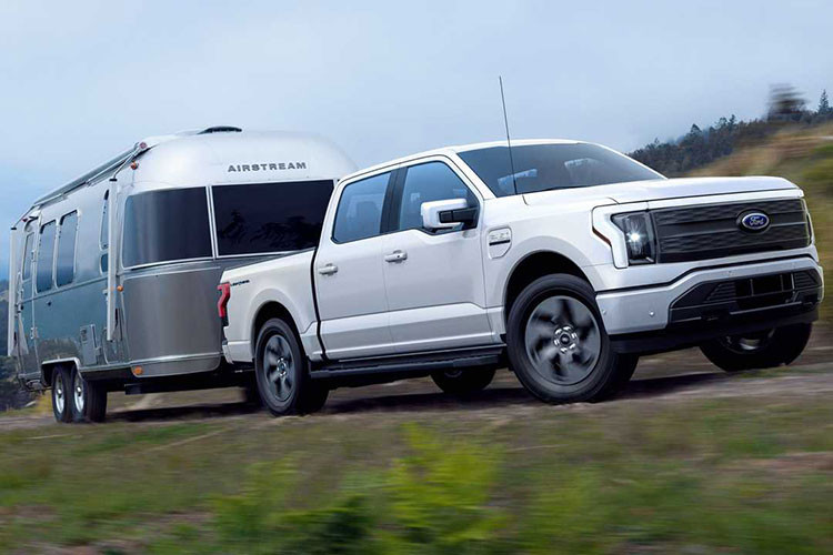 Ford F-150 Lightning trang bị pin lithium-ion thế hệ mới. Trong đó, cụm pin tiêu chuẩn cho phạm vi di chuyển trung bình khoảng 370 km và cụm pin dung lượng cao cho phạm vi di chuyển trung bình khoảng 482 km. Ford khẳng định đây là cụm pin lớn nhất mà hãng từng trang bị cho xe.