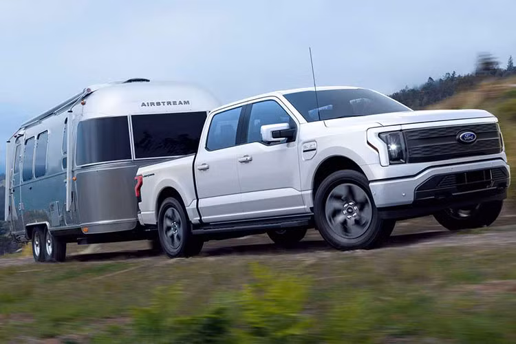 Ford F-150 Lightning trang bị pin lithium-ion thế hệ mới. Trong đó, cụm pin tiêu chuẩn cho phạm vi di chuyển trung bình khoảng 370 km và cụm pin dung lượng cao cho phạm vi di chuyển trung bình khoảng 482 km. Ford khẳng định đây là cụm pin lớn nhất mà hãng từng trang bị cho xe.