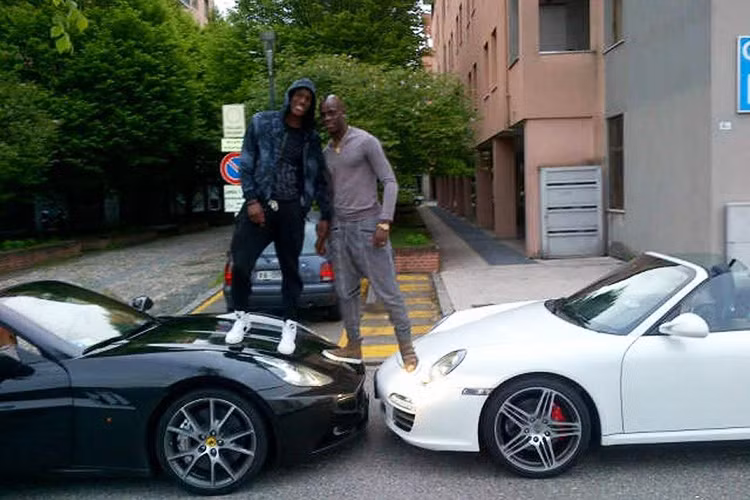 Mario Balotelli là một ngôi sao bóng đá không chỉ nổi tiếng hay gây sự trên sân cỏ mà ngoài đời tính cách chơi “ngông” của cầu thủ này cũng thể hiện rất rõ, đặc biệt qua dàn siêu xe "khủng" đang sở hữu.