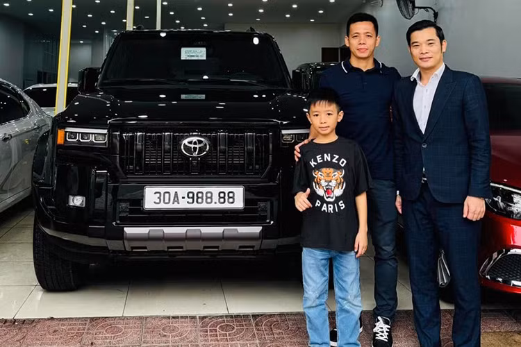 Mới đây, tiền đạo Nguyễn Văn Quyết đã hoàn tất việc mua chiếc SUV Toyota Land Cruiser Prado 2025 tại một địa lý tư nhân tại Hà Nội. Chiếc xe Toyota Land Cruiser Prado của Văn Quyết mua thuộc phiên bản Full Option với điểm khác biệt là dùng cửa sổ trời toàn cảnh.