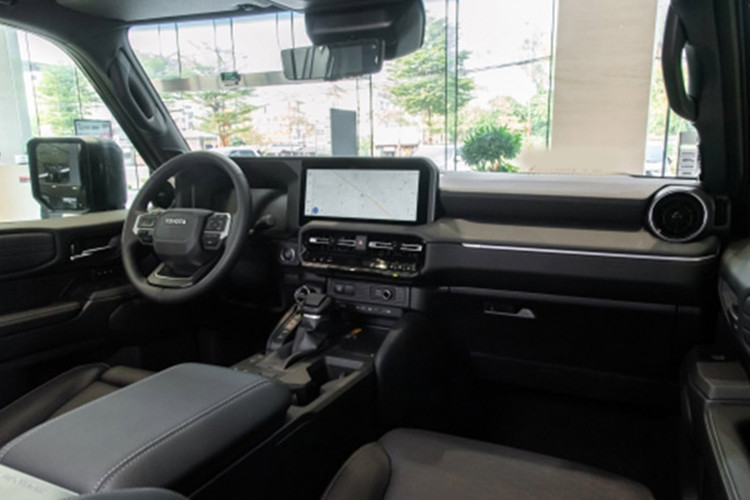 Toyota Land Cruiser Prado 2025 của Văn Quyết là mẫu xe mới ra mắt vào cuối tháng 10/2024 và là thế hệ mới nhất hiện tại. Xe nổi bật với thiết kế vuông vức và được tối ưu cho địa hình. Vào bên trong, không gian nội thất của Prado 2025 cho cảm giác khỏe khoắn, hiện đại vượt trội so với thế hệ cũ.