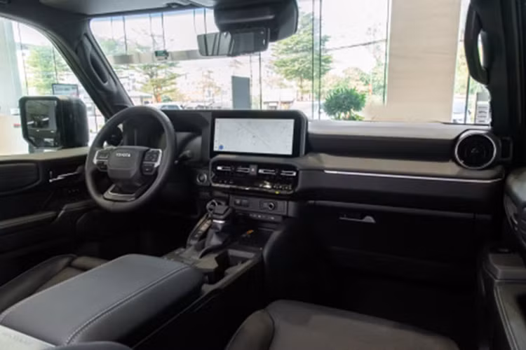 Toyota Land Cruiser Prado 2025 của Văn Quyết là mẫu xe mới ra mắt vào cuối tháng 10/2024 và là thế hệ mới nhất hiện tại. Xe nổi bật với thiết kế vuông vức và được tối ưu cho địa hình. Vào bên trong, không gian nội thất của Prado 2025 cho cảm giác khỏe khoắn, hiện đại vượt trội so với thế hệ cũ.