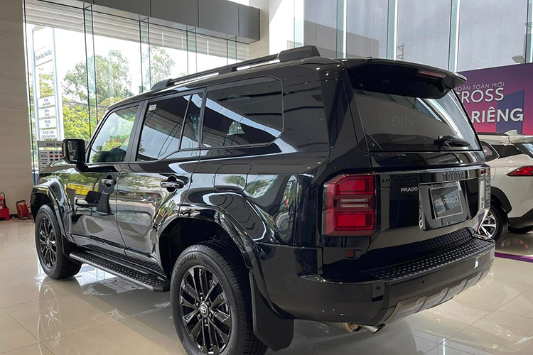 Trang bị an toàn trên xe nổi bật với gói công nghệ Toyota Safety Sense, bao gồm các tính năng hiện đại như cảnh báo va chạm trước, cảnh báo khi lệch làn, hỗ trợ giữ làn, kiểm soát hành trình tự động, cảnh báo điểm mù, cảnh báo phương tiện cắt ngang phía sau và hệ thống hỗ trợ ra vào xe an toàn...